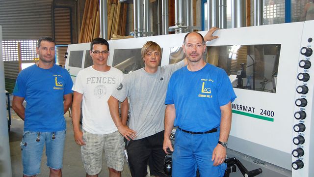 Back to the world market leader: young company directors Marc and Patrick Lüchinger flanked by technicians Arthur Pfiffner (planing facility manager) and SOLID PROFILE P 2400 operator Thomas Willi Lüchinger AG