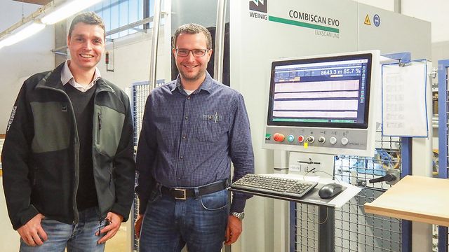Keen on the CombiScan Evo C200: Jörn Dittgen of Luxscan and Rainer Weitzenbürger, Head of Production at Möbelwerke Decker (from left)